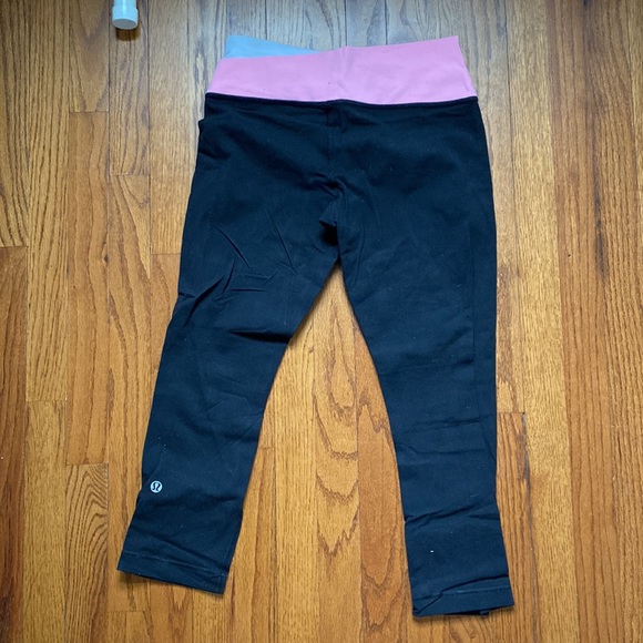 Lululemon black crops with pink and white waistband - Picture 4 of 4